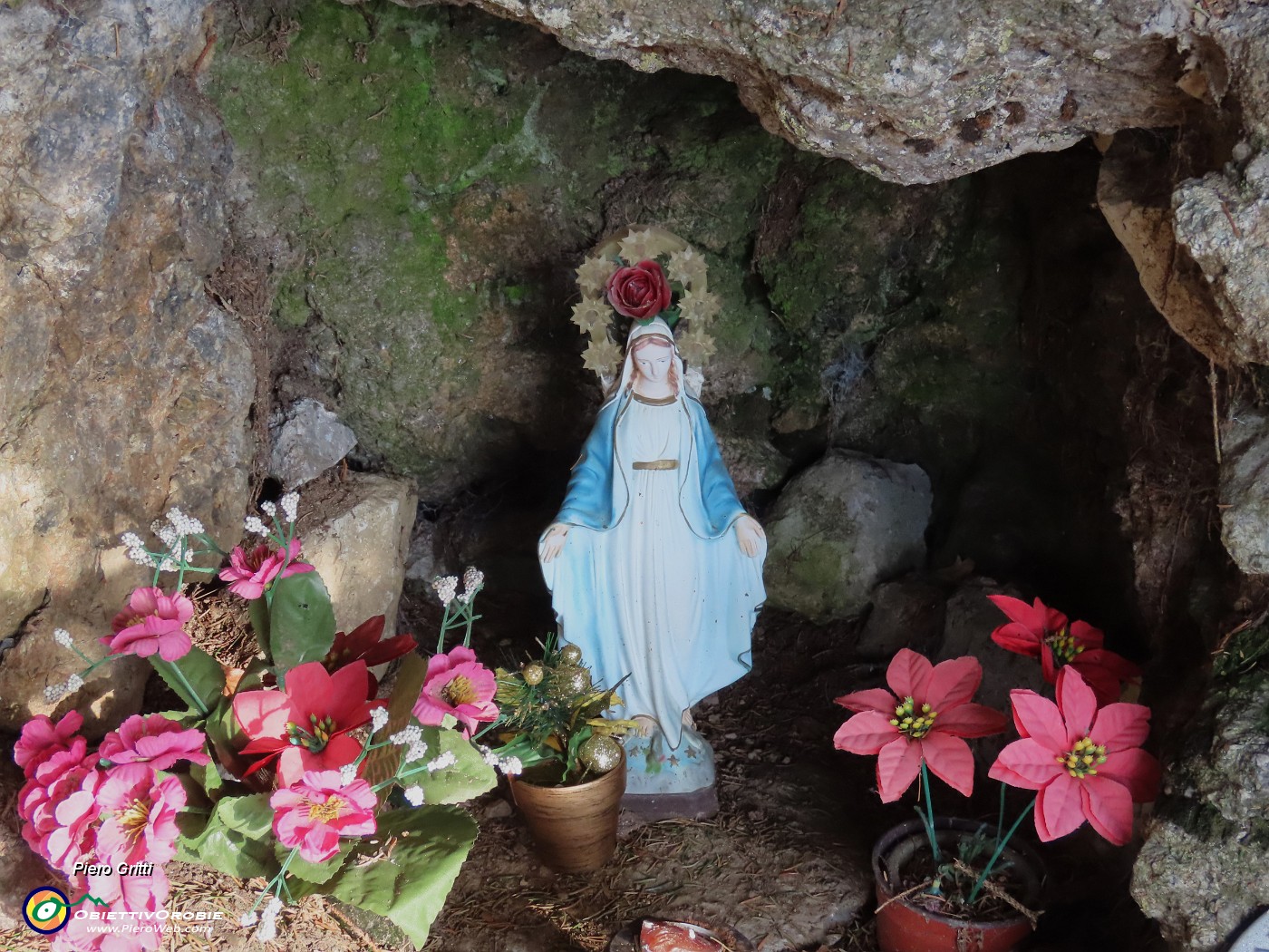 19 Piccola grotta con Madonnina a protezione dei pascoli.JPG